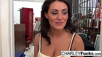 Charley Seducatoare Se Tachineaza Cu Pizda Ei