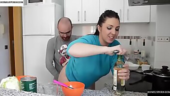 Pareja Amateur Disfruta Del Sexo Caliente En La Cocina